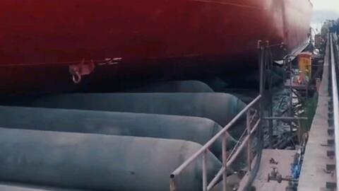 賀大津重工8000DWT散貨船氣囊上排下水吉水接水順利