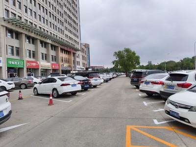 精細(xì)施劃“文明線” 規(guī)范停車“新秩序”——九原區(qū)執(zhí)法局優(yōu)化天福廣場(chǎng)停車場(chǎng)服務(wù)側(cè)記